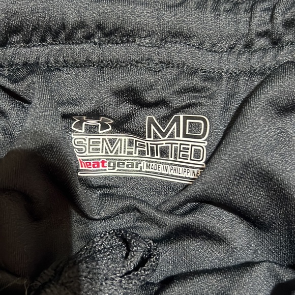 2 for 1 Under Armour medium shorts - Picture 2 of 4